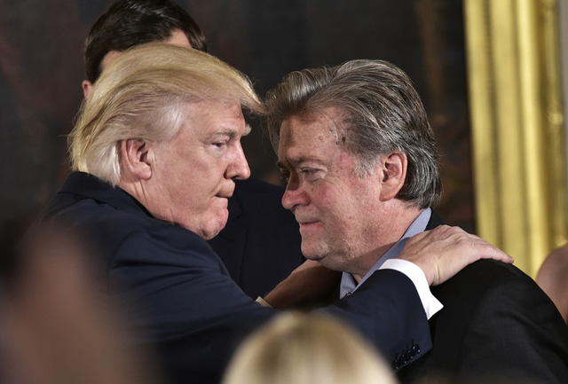 
Tổng thống Mỹ Donald Trump (trái) và ông Steve Bannon thời còn tâm đầu ý hợp (Ảnh: Getty/AFP)
