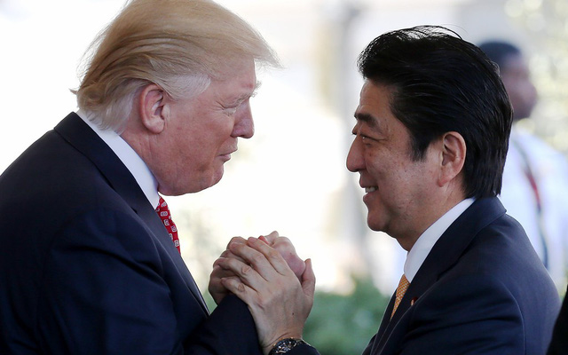 Tổng thống Donald Trump và Thủ tướng Shinzo Abe gặp nhau tại Nhà Trắng năm 2017 (Ảnh: AFP)