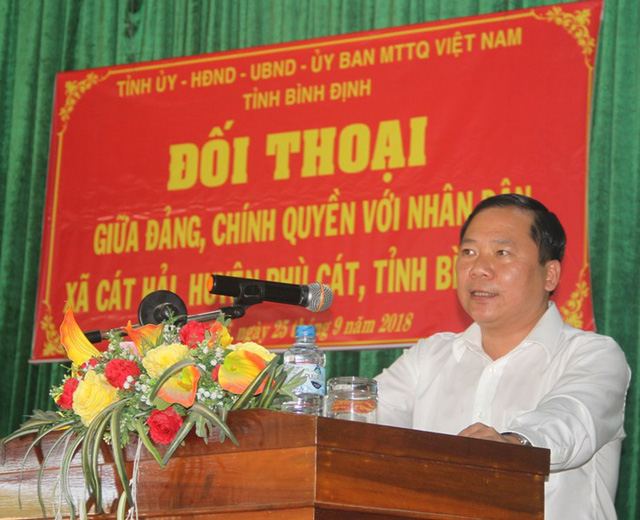 Phó Chủ tịch UBND tỉnh Bình Định Nguyễn Phi Long bày tỏ sự khó khăn của người dân thôn Vĩnh Hội và Tân Thanh, xã Cát Hải.