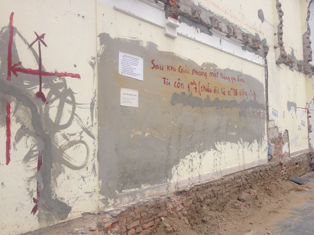 
Bức tường có diện tích 1,7m2 được rao bán với giá 1 tỷ đồng trên đường Nguyễn Văn Huyên kéo dài.
