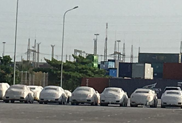 
Nhiều siêu xe nằm ở cảng Tân Vũ, Hải Phòng gần 2 năm nay nhưng doanh nghiệp chưa đến làm thủ tục. (Ảnh minh họa/Tuấn Nguyễn)
