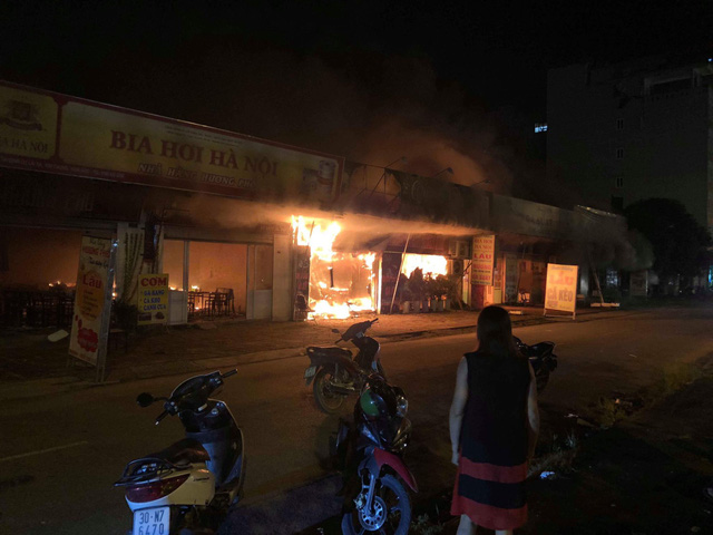 Đám cháy gây ảnh hưởng tới 4 cửa hàng.