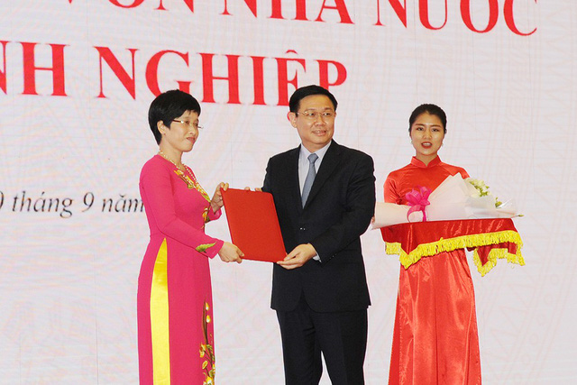 Phó Thủ tướng Chính phủ Vương Đình Huệ đã trao Quyết định của Thủ tướng Chính phủ bổ nhiệm Bà Nguyễn Thị Phú Hà.