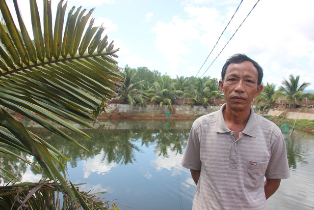 Nông dân Võ Tuấn Tú bên hồ nuôi chình và bống tượng cho thu nhập hàng trăm triệu đồng mỗi năm.