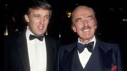 Ông Donald Trump cùng cha mình, ông Fred Trump vào tháng 12/1987. (Nguồn: CNBC)