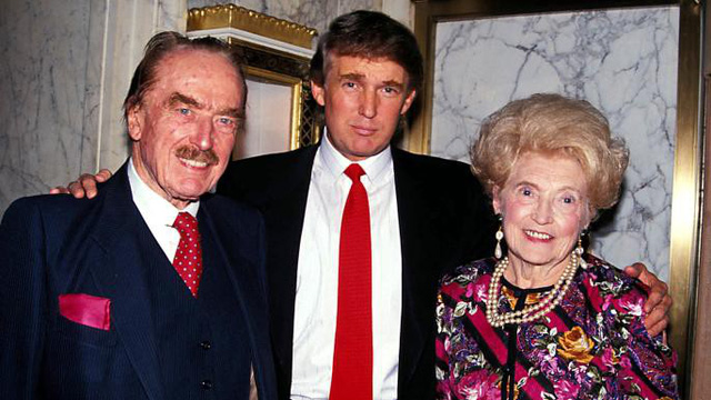 Ông Trump chụp hình cùng cha mẹ vào năm 1992. (Nguồn: The Times)