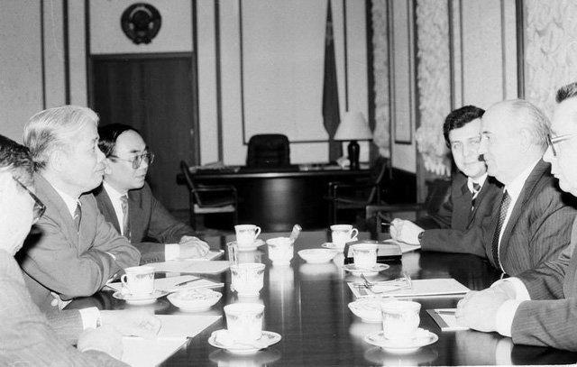
Tổng bí thư Ban Chấp hành Trung ương Đảng Cộng sản Liên Xô, Tổng thống Liên Xô Mikhail Gorbachov tiếp Chủ tịch Hội đồng Bộ trưởng Đỗ Mười trong chuyến thăm Liên Xô, ngày 7/5/1991, tại điện Kremlin ở thủ đô Moskva
