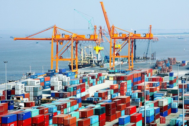 Hạ giá dịch vụ cảng biển “vô tội vạ”, doanh nghiệp Việt tự tìm đường… “chết”?