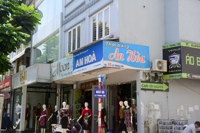 
Một cửa hàng trước ngõ 68 Lê Trọng Tấn vừa giữ lại biển quảng cáo đạt tiêu chuẩn, vừa làm thêm biển quảng cáo.
