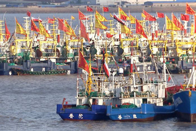 Tàu cá Trung Quốc tiến ra biển khi mùa khai thác bắt đầu (Ảnh: ABC)