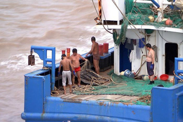Các ngư dân trên tàu đánh cá Trung Quốc (Ảnh: ABC)