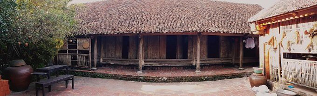
Căn nhà cổ bằng gỗ có tuổi đời gần 400 năm thuộc sở hữu của gia đình ông Nguyễn Văn Hùng (51 tuổi, Đường Lâm, Sơn Tây, Hà Nội. Gia đình ông Hùng là thế hệ thứ 12 sinh sống tại đây.

