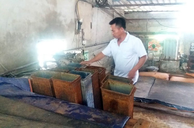 Các chủ cơ sở sản xuất đá lạnh ở Cẩm Nhượng khốn đốn vì giá điện sản xuất quá cao.