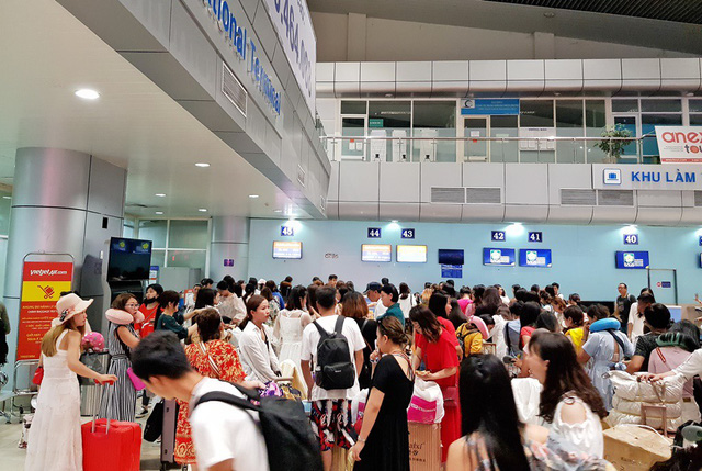 Hành khách làm thủ tục bay tại Cảng hàng không Quốc tế Cam Ranh, Khánh Hòa thời gian gần đây