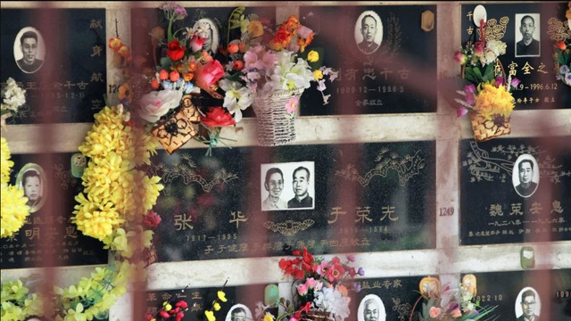 Một nghĩa trang ở Trung Quốc có các hốc đựng hũ tro cốt và bia mộ bên ngoài (Ảnh: SCMP)