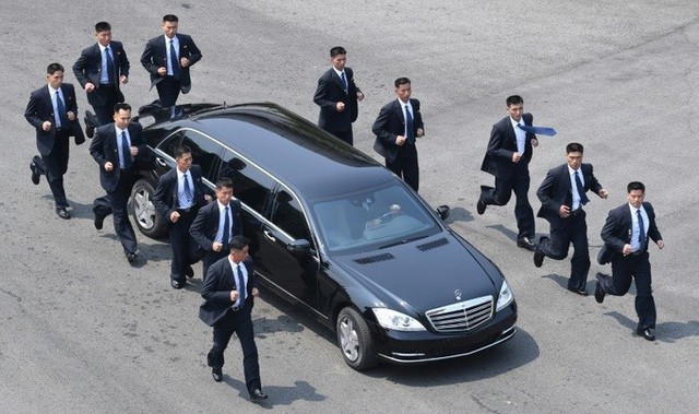 Đội cận vệ 12 người bảo vệ siêu xe Mercedes của ông Kim Jong-un (Ảnh: AFP)