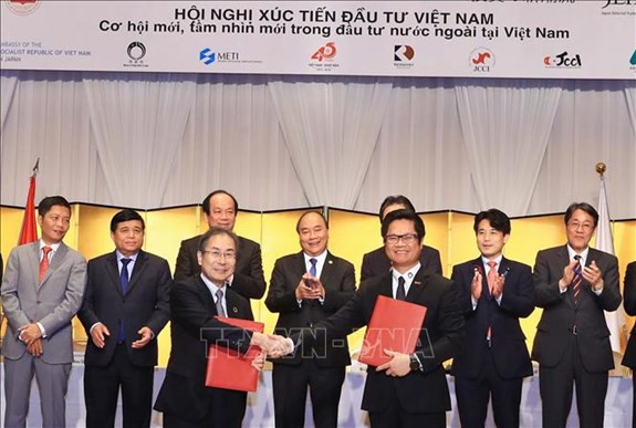 Thủ tướng Nguyễn Xuân Phúc chứng kiến trao đổi văn kiện hợp tác giữa hai nước tại Hội nghị (ảnh: TTXVN)