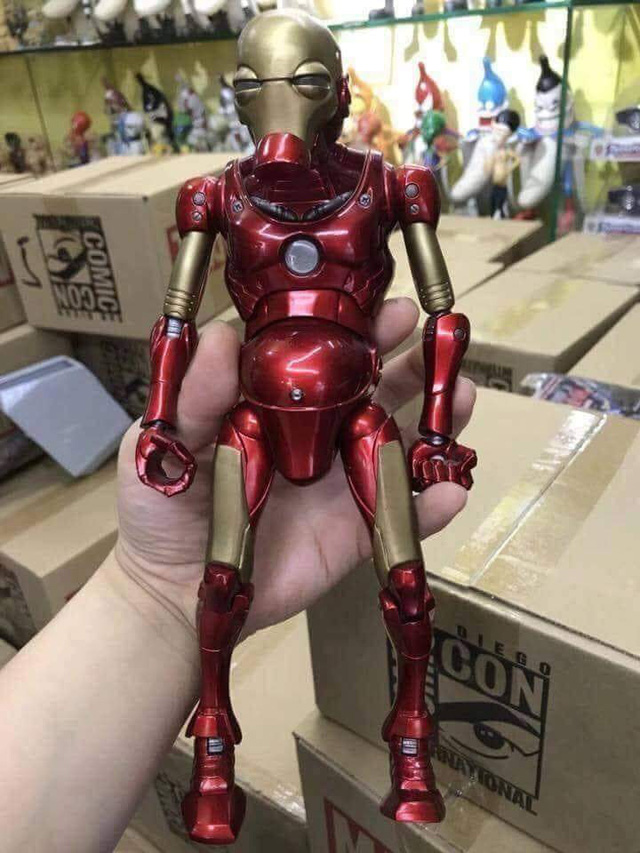 Mô hình Iron Man suy dinh dưỡng mà anh Sang được ship hàng.