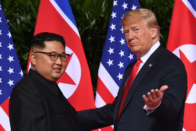 Tổng thống Donald Trump và nhà lãnh đạo Kim Jong-un gặp nhau tại Singapore hồi tháng 6 (Ảnh: AFP)