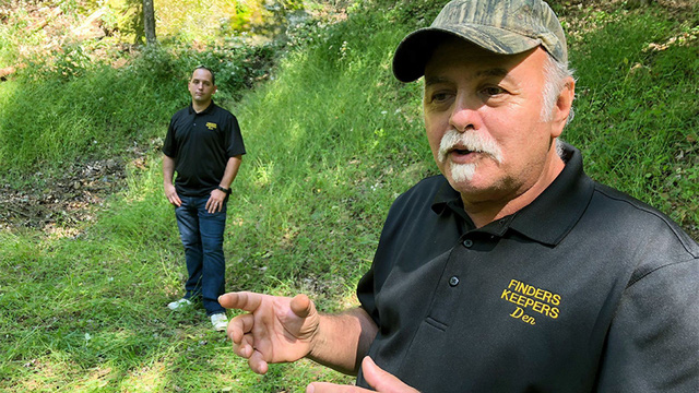 Ông Dennis Parada và con trai Kem Parada đứng tại khu vực mà FBI khai quật. (Nguồn: Fox News)