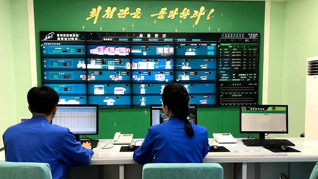 Các công nhân tại nhà máy mỹ phẩm Triều Tiên giám sát quy trình hoạt động.