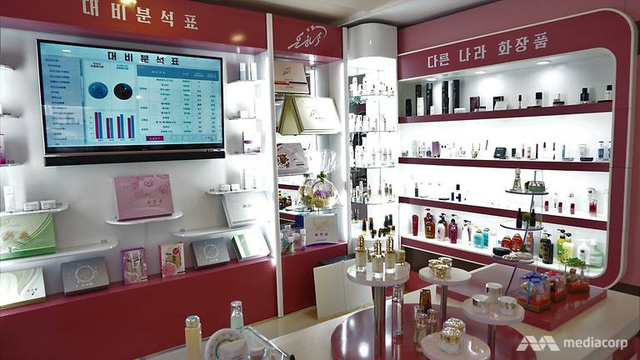 Khu vực trưng bày tất cả mỹ phẩm của các thương hiệu trên thế giới tại nhà máy ở Bình Nhưỡng.