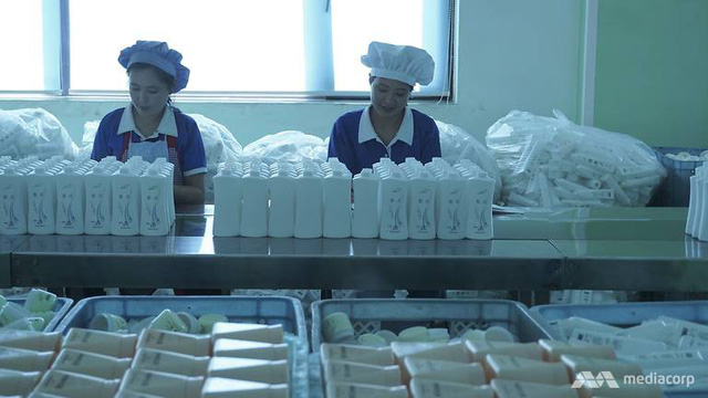 Các công nhân làm việc tại nhà máy mỹ phẩm Triều Tiên.