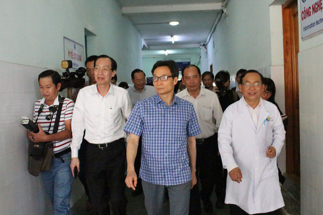 Phó Thủ tướng đi thị sát thực tế nắm tình hình và tháo gỡ khó khăn cho các bệnh viện tại TPHCM