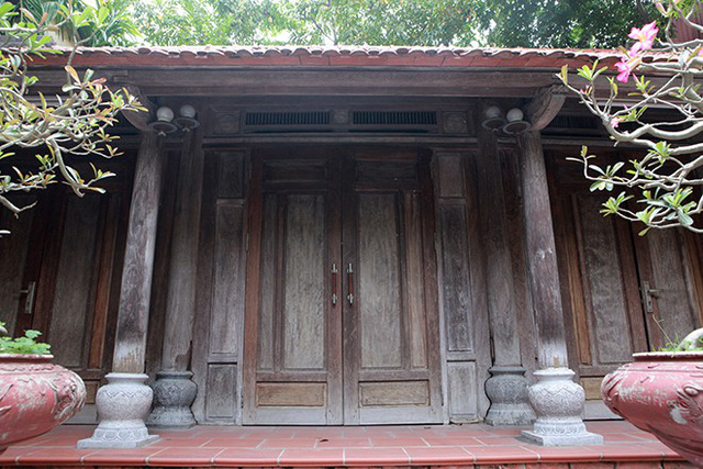 
Theo ông Bình, căn nhà gỗ có tuổi đời trăm năm hiện là nhà thờ tổ, toàn bộ khung nhà hoàn toàn bằng gỗ sưa đỏ, quý hiếm. Ngôi nhà rộng chừng 50 mét vuông, thiết kế tinh xảo.
