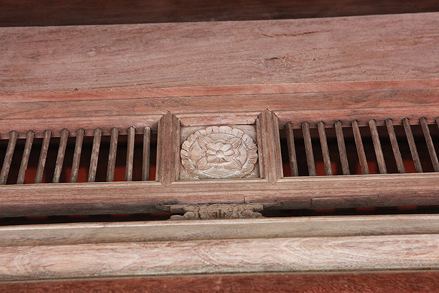 
Chất liệu kết cấu của ngôi nhà được làm hoàn toàn bằng gỗ sưa, từ những chiếc đũa nhỏ được trang trí trên cửa…
