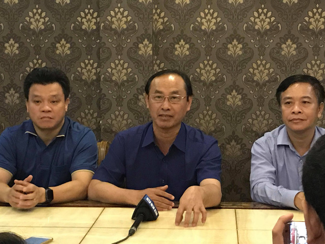 Thứ trưởng Lê Đình Thọ trao đổi với báo chí