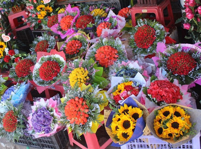 Hiện giá các loại hoa tươi tại các cửa hàng bán lẻ trong thành phố đã tăng từ 30- 50% so với ngày thường