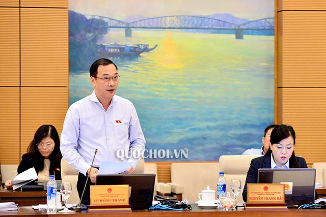 Chủ nhiệm UB Kinh tế Vũ Hồng Thanh đại diện cho cơ quan thẩm tra báo cáo về tình hình kinh tế - xã hội của Chính phủ