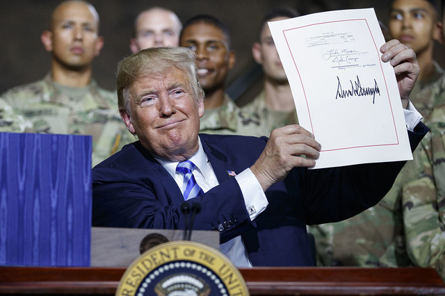 Tổng thống Mỹ Donald Trump ký dự luật quốc phòng nhằm mở rộng quyền hạn của Ủy ban liên ngành về đầu tư nước ngoài tại Hoa Kỳ. (Nguồn: Politico)