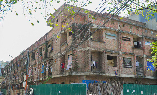 
Khu nhà liền kề tại khu đô thị Yên Hòa dù xây dựng đã xong phần thô nhưng không được hoàn thiện đã hơn chục năm nay. Dãy nhà gồm 36 căn liền kề, mỗi căn rộng khoảng 60m2.
