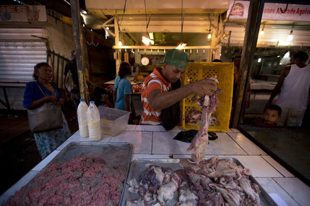 Những khay thịt xay trộn màu đỏ xám và những tảng thịt ngả màu đang được người dân chọn mua. (Nguồn: St. Lucia News Online)