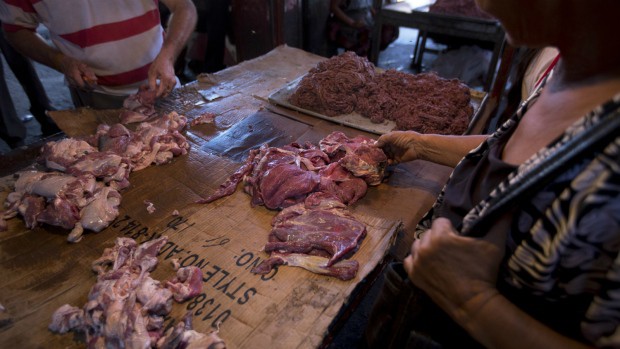 Người dân Venezuela đang xếp hàng để mua thịt thối về ăn.