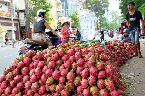 
Nhiều mặt hàng Việt vẫn phải rong ruổi trên những gánh hàng rong.
