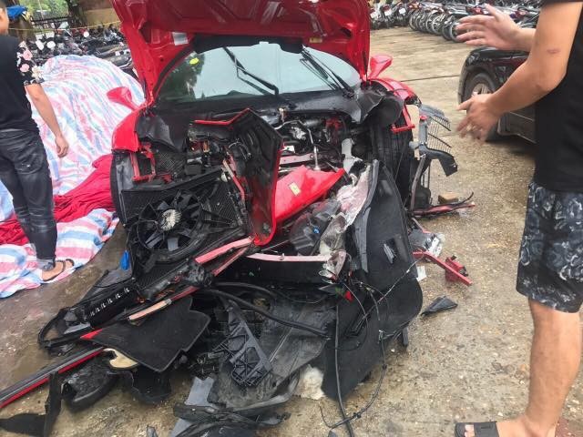 Hình ảnh chiếc siêu xe của ca sĩ Tuấn Hưng gặp tai nạn trên cao tốc Hà Nội - Lào Cai. Phần đầu xe gần như hư hỏng hoàn toàn. (Ảnh: Otofun)