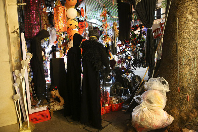 Một cửa hàng bán đủ loại trang phục thần chết tối màu và được trang trí khá rùng rợn trên phố.