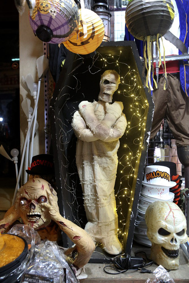 
Halloween có nguồn gốc từ phương Tây rồi du nhập về Việt Nam. Một vài năm trước, lễ hội này còn khá xa lạ thì nay đã là một dịp được quan tâm của giới trẻ. Trong ảnh là một hình xác ướp nằm trong quan tài trông rất thật, được bày bán trên phố Hàng Mã.
