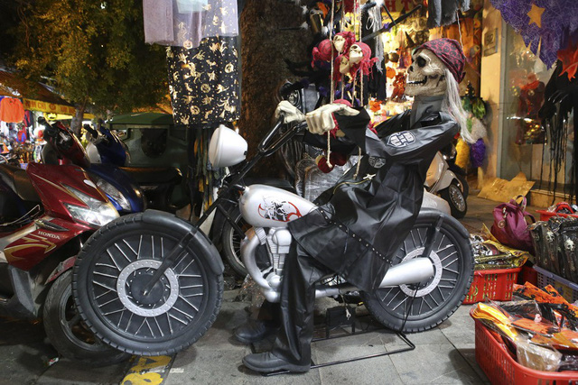 Một bộ xương cưỡi xe máy có kích thước bằng người thật mô tả nhân vật trong bộ phim nổi tiếng Ma tốc độ.