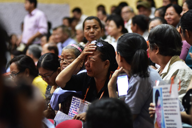 Cử tri Nguyễn Thị Kim Phượng bật khóc khi kể về hoàn cảnh khốn khó của gia đình trong suốt thời gian qua