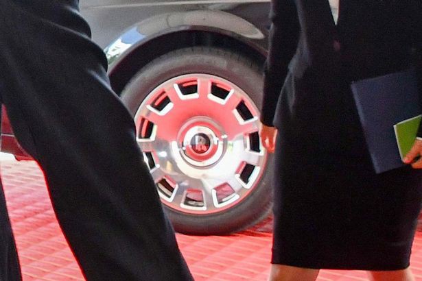 Cận cảnh biểu tượng R đặc trưng ở giữa vành bánh xe ông Kim Jong Un đi. (Ảnh: Alamy Live New)