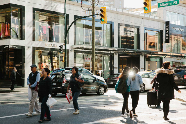 Những người mua sắm tại phố Alberni, Vancouver (Ảnh: Bloomberg)