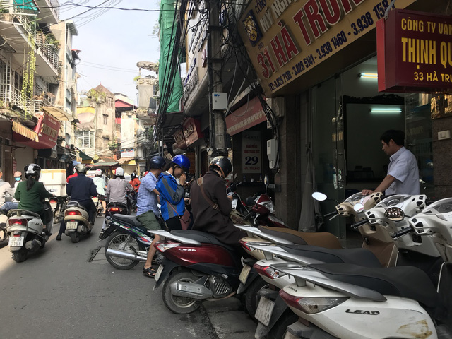 Trên phố Hà Trung, việc mua bán vẫn diễn ra rất sôi động