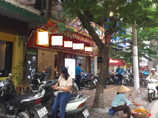 Trên phố Trần Nhân Tông, một số cửa hàng đã dừng giao dịch ngoại tệ từ gần 1 năm nay