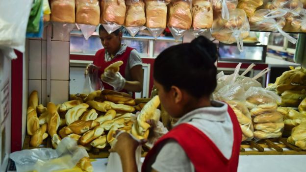 Giá bánh mỳ tại Venezuela ngày càng cao.