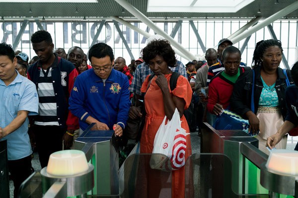 Nhân viên người Trung Quốc giúp hành khách tại nhà ga Đường sắt Tiêu chuẩn Gauge ở thủ đô Nairobi. (Nguồn: Adriane Ohanesian for The New York Times)