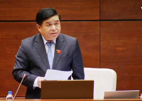 Bộ trưởng Nguyễn Chí Dũng phát biểu trên nghị trường.